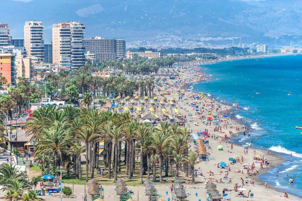 Apartamento Torremolinos: Beachside Retreat with Pool and Free Parking Exterior photo