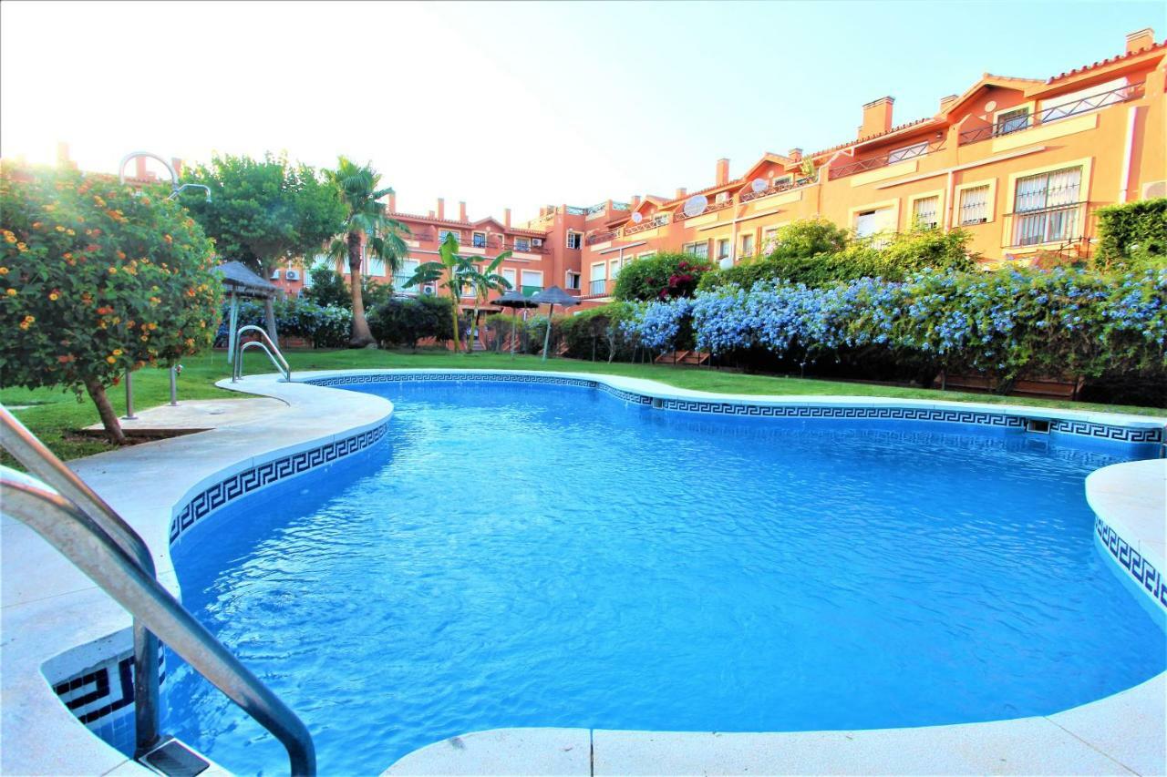 Apartamento Torremolinos: Beachside Retreat with Pool and Free Parking Exterior photo